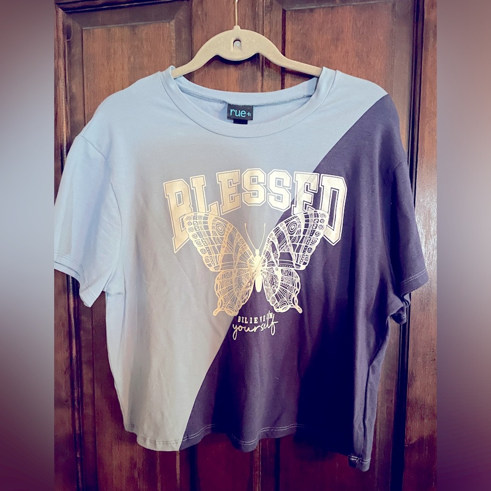 NWT Rue+ Blessed T shirt crop Size 1X Blue asymmetrical short sleeve PTP 22”